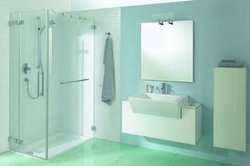XXL-Duschen lassen kleine Bäder größer wirken - In zeitlos-elegantem Design sind große Duschen ein optisches Highlight in jedem Bad und sorgen für  Duschvergnügen pur. Außerdem lassen große Duschen kleine Bäder größer erscheinen.  