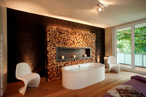 Wasser und Wanne alleine machen aus einem Bad noch keinen Wellness-Tempel. Farbgestaltung, Einrichtungskonzept, Beleuchtung, Raumaufteilung und hochwertige Sanitärobjekte müssen harmonisch aufeinander abgestimmt sein. Wohnliche Akzente wie Holzdielen, Kerzen und die freistehende Badewanne machen dieses Bad zum luxuriösen Wohlfühlort. Wasser und Wanne alleine machen aus einem Bad noch keinen Wellness-Tempel. Farbgestaltung, Einrichtungskonzept, Beleuchtung, Raumaufteilung und hochwertige Sanitärobjekte müssen harmonisch aufeinander abgestimmt sein. Wohnliche Akzente wie Holzdielen, Kerzen und die freistehende Badewanne machen dieses Bad zum luxuriösen Wohlfühlort.