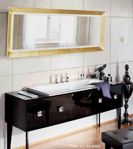 Die Kollektion Elysée von burgbad verkörpert die Schönheit, den Glanz eines Schmuckstücks. Die Griffe des Waschtisches erinnern an Brillanten, die Glasfronten sind mit edlen Stoffen hinterlegt und die Oberflächen sind aus echtem<br />Gold. Die Kollektion Elysée von burgbad verkörpert die Schönheit, den Glanz eines Schmuckstücks. Die Griffe des Waschtisches erinnern an Brillanten, die Glasfronten sind mit edlen Stoffen hinterlegt und die Oberflächen sind aus echtem<br />Gold.