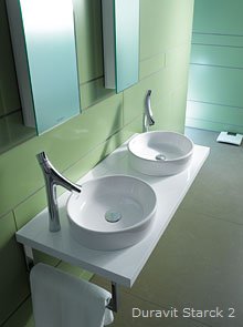 Die Badserie Starck 2 von Duravit ist ein Klassiker. Mit der reduzierten und schlichten Form, die an die Grundform eines Eimers erinnert, hat der Designer Philippe Starck ein Waschbecken entworfen, das seinen Siegeszug um die ganze Welt angetreten hat. Die Badserie Starck 2 von Duravit ist ein Klassiker. Mit der reduzierten und schlichten Form, die an die Grundform eines Eimers erinnert, hat der Designer Philippe Starck ein Waschbecken entworfen, das seinen Siegeszug um die ganze Welt angetreten hat.