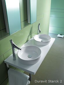 Die Badserie Starck 2 von Duravit ist ein Klassiker. Mit der reduzierten und schlichten Form, die an die Grundform eines Eimers erinnert, hat der Designer Philippe Starck ein Waschbecken entworfen, das seinen Siegeszug um die ganze Welt angetreten hat.