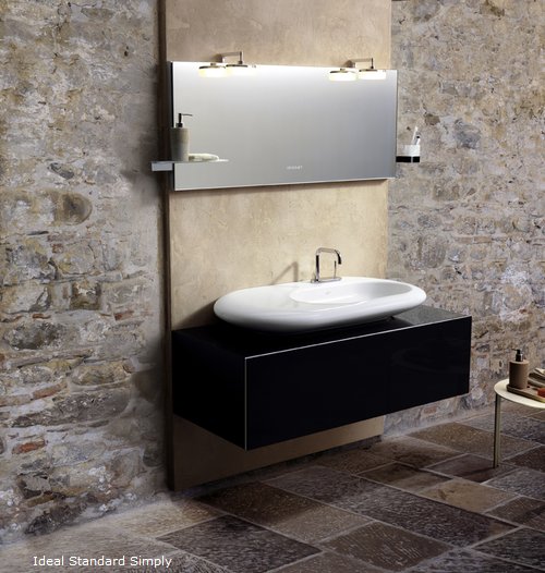 Weiche Schwünge, kombiniert mit geraden Linien und gerundeten Kanten bringen zeitlose Schönheit und Harmonie ins Badezimmer. Das Ideal-Standard Waschbecken aus der Serie Simply wird harmonisch durch die Möbelkollektion ergänzt. Weiche Schwünge, kombiniert mit geraden Linien und gerundeten Kanten bringen zeitlose Schönheit und Harmonie ins Badezimmer. Das Ideal-Standard Waschbecken aus der Serie Simply wird harmonisch durch die Möbelkollektion ergänzt.