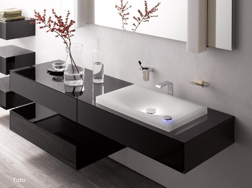 Eine meditativ-beruhigende Stimmung geht von der Premium-Kollektion NEOREST/LE aus. Das Waschbecken in zartem Weiß wirkt bei eingeschalteten LEDs wie ein magisch-strahlendes Kunstwerk. Rinnt Wasser in das Becken, fängt die Oberfläche an zu tanzen – was an Lichtflecken auf einer verwunschenen Quelle erinnert. Bei Tageslicht scheint sich das Material dagegen optisch fast aufzulösen. Das spezielle Epoxidharz-Kristall vereint Ästhetik mit Strapazierfähigkeit – Kratzer können einfach wegpoliert werden. (Toto)<br /> Eine meditativ-beruhigende Stimmung geht von der Premium-Kollektion NEOREST/LE aus. Das Waschbecken in zartem Weiß wirkt bei eingeschalteten LEDs wie ein magisch-strahlendes Kunstwerk. Rinnt Wasser in das Becken, fängt die Oberfläche an zu tanzen – was an Lichtflecken auf einer verwunschenen Quelle erinnert. Bei Tageslicht scheint sich das Material dagegen optisch fast aufzulösen. Das spezielle Epoxidharz-Kristall vereint Ästhetik mit Strapazierfähigkeit – Kratzer können einfach wegpoliert werden. (Toto)<br />
