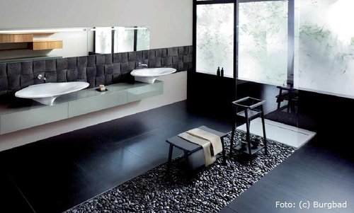Ein harmonisches Zusammenspiel: Die formschönen Waschbecken wirken auf den geometrischen Unterschränken wie Skulpturen und werden so zum Mittelpunkt im Badezimmer.