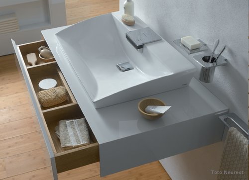 Die Symbiose von Technik und Design zeigt sich beim Waschtisch der Neorest/SE Kollektion von Toto im eleganten Schwung der Form und in der in die Keramik integrierten sensorgesteuerten Armatur. Hält man die Hände darunter, umsprudelt sie ein sanfter Strahl. Manuell gesteuert ist auch ein Wasserlauf von 50 Sekunden möglich. Die Symbiose von Technik und Design zeigt sich beim Waschtisch der Neorest/SE Kollektion von Toto im eleganten Schwung der Form und in der in die Keramik integrierten sensorgesteuerten Armatur. Hält man die Hände darunter, umsprudelt sie ein sanfter Strahl. Manuell gesteuert ist auch ein Wasserlauf von 50 Sekunden möglich.