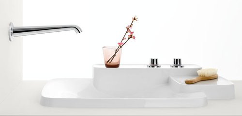 Designschön, mit praktischen Ablagemöglichkeiten kommt das Design Waschbecken aus der preisgekrönten Badserie" Axor Bouroullec" daher. (Grohe)