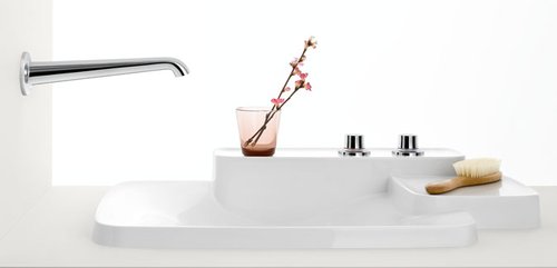 Designschön, mit praktischen Ablagemöglichkeiten kommt das Design Waschbecken aus der preisgekrönten Badserie" Axor Bouroullec" daher. (Grohe) Designschön, mit praktischen Ablagemöglichkeiten kommt das Design Waschbecken aus der preisgekrönten Badserie" Axor Bouroullec" daher. (Grohe)