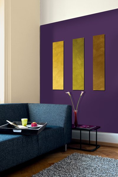 Die effektvolle goldene Wandgestaltung wurde mit Alpina Kreativ-Set Goldrausch realisiert. Die effektvolle goldene Wandgestaltung wurde mit Alpina Kreativ-Set Goldrausch realisiert.
